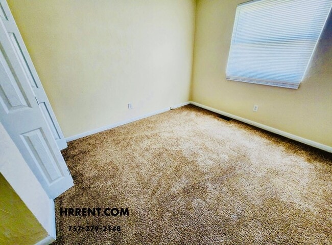 Building Photo - Amazing 6 Bedroom 3 Bathroom Two Story Hom...