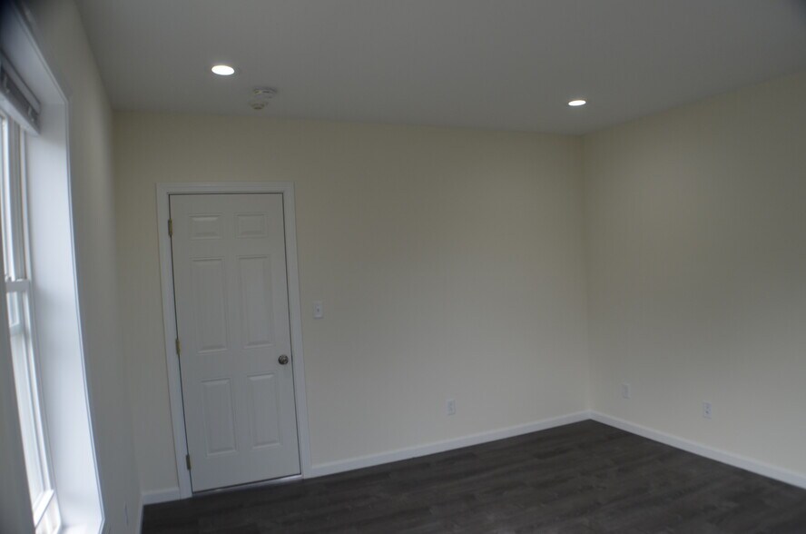 Building Photo - 563 Burritt St