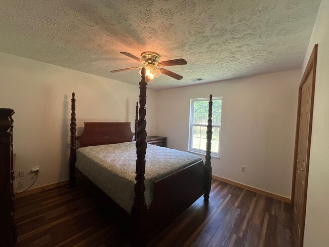 Building Photo - Country Charmer