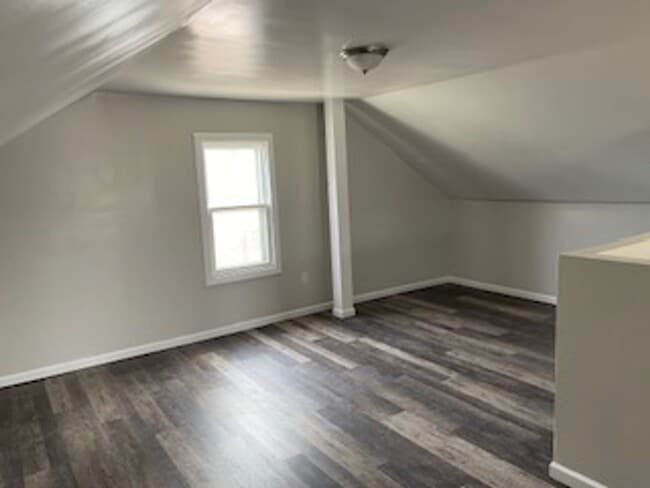 Building Photo - 3 bed 1 bath bungelow in Harper Woods with attached garage and basement