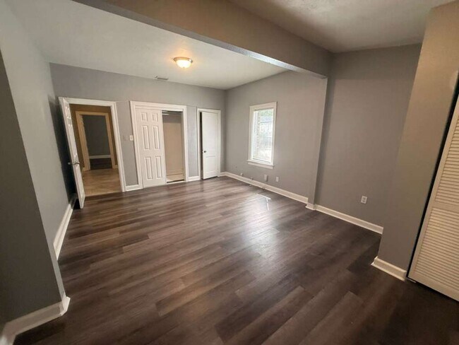 Building Photo - Updated 4/2 Ready for Immediate Move-In