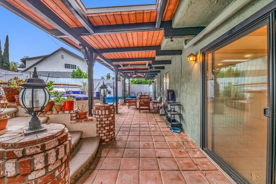 Building Photo - 5368 Calatrana Dr