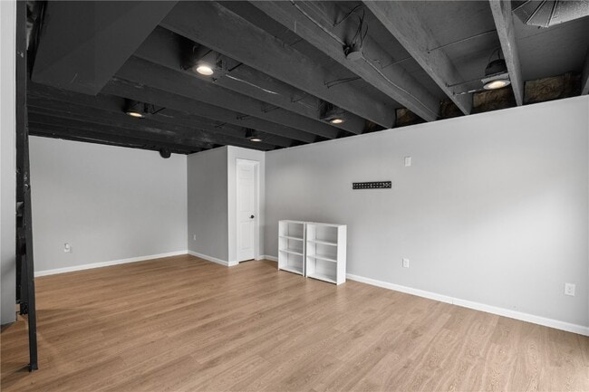 Building Photo - 945 Crestwood Ln