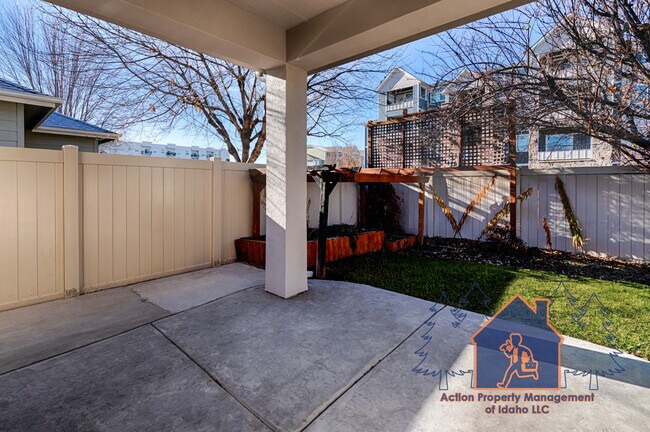 Building Photo - 2539 Bottle Brush Ave