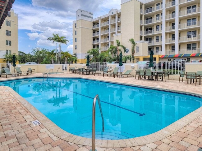 Building Photo - Updated 3 bedroom unit overlooking the Eas...