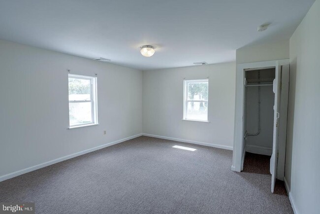 Building Photo - 276 Kings Hwy