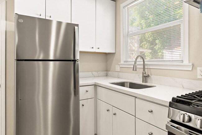 Building Photo - Modern 2 Bedroom in Alameda w/ Parking!
