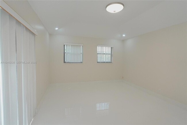 Building Photo - 518 NE 48th St