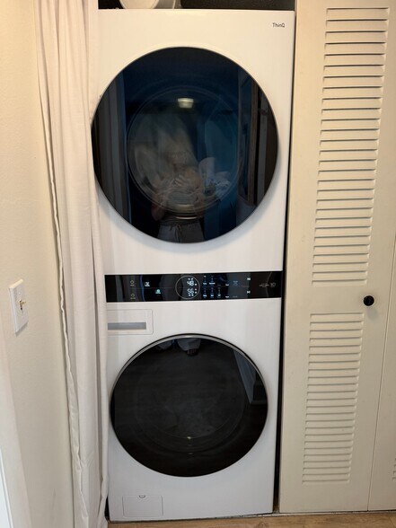 Building Photo - 7600 Sun Island Dr S