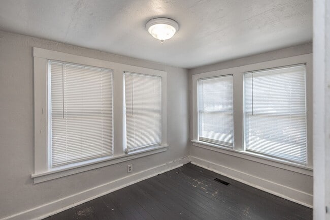 Building Photo - 2 Bedroom Stifft Station Cottage