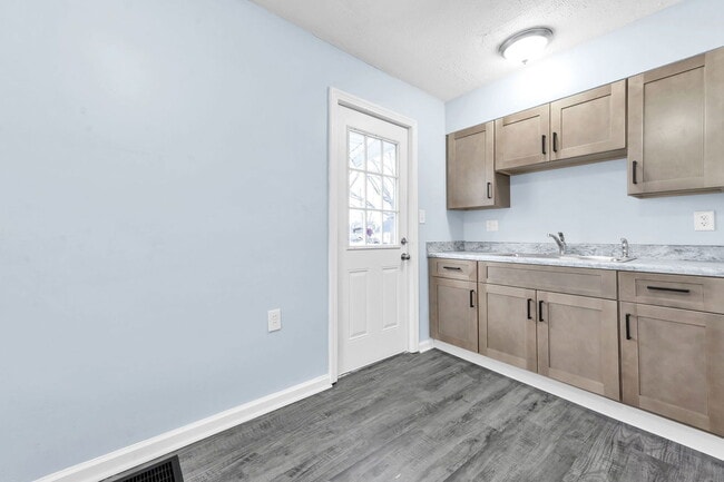 Building Photo - 118 N Kellner Rd