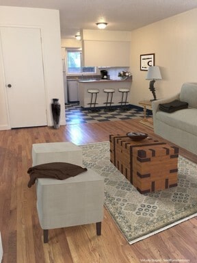 Building Photo - Upper 2bed, hardwoods, dishwasher, on-site...