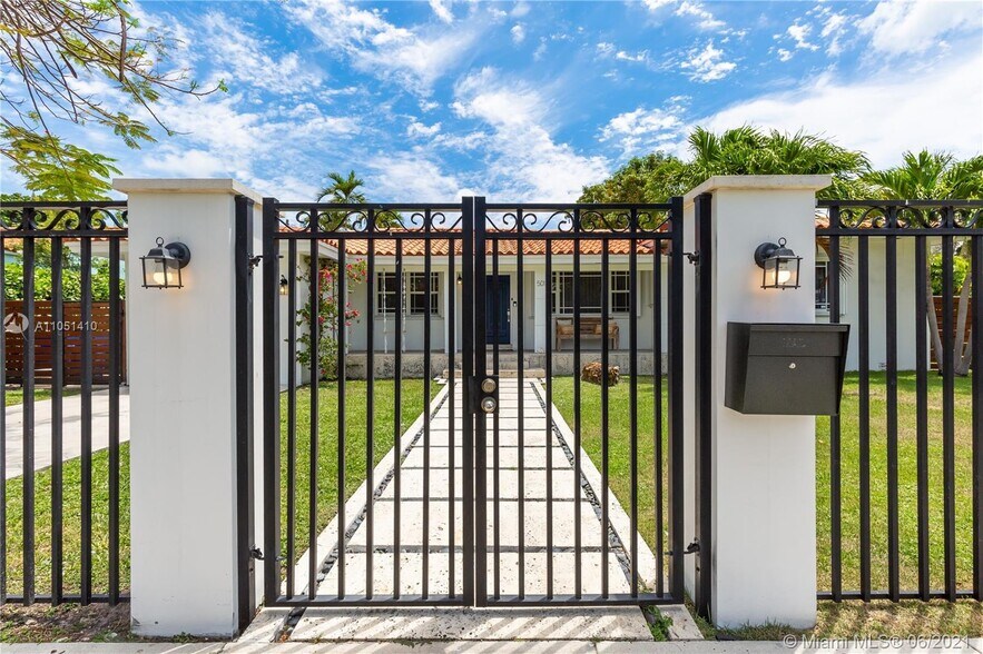 Building Photo - 501 SW 19th Rd