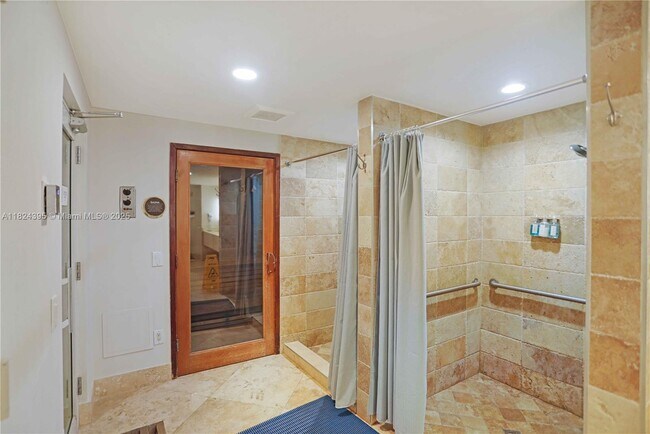 Building Photo - 17555 Collins Ave