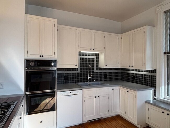 Building Photo - 462 Holly Ave