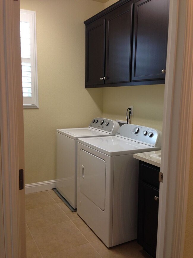 Building Photo - Gorgeous Model Spacious Folsom Unit!