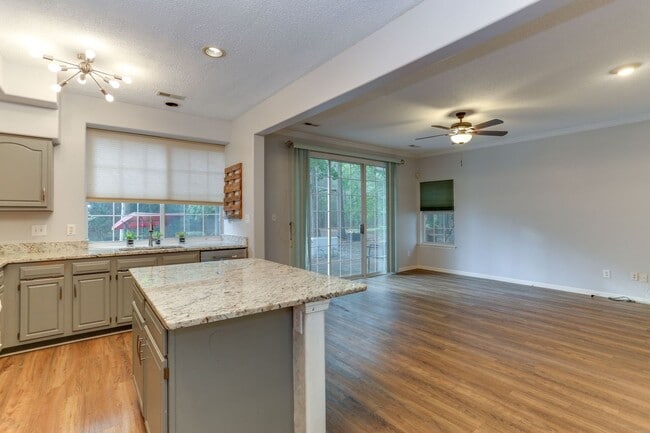 Building Photo - 119 Brassie Dr