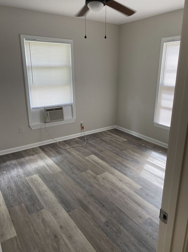 Building Photo - 701/703 Cooktown Rd