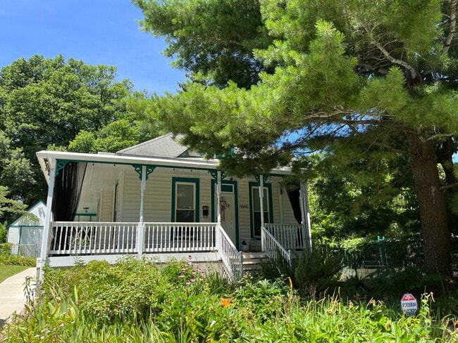 Building Photo - Charming and Sunlight 3BD, 1 BA in the Quaint DC Suburb of Mount Rainer, MD!!!