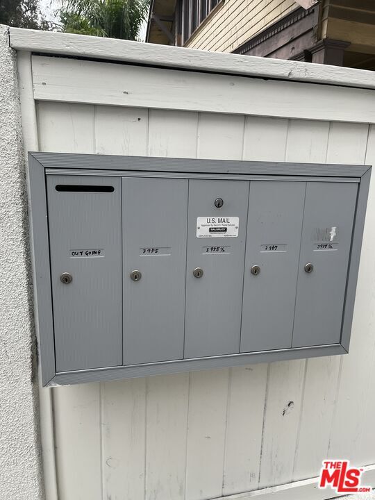 Building Photo - 3955 1/2 S Budlong Ave