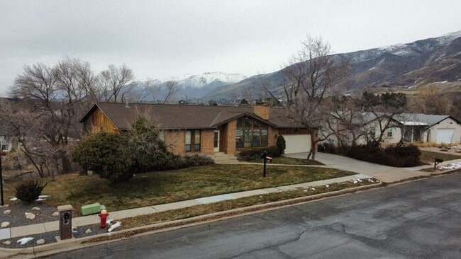 Building Photo - 5 bedroom 3 bath Home 2 car garage- Small dog friendly