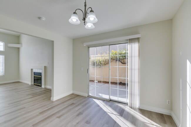 Building Photo - North Summerlin Townhouse with attached garage - 2 master suites