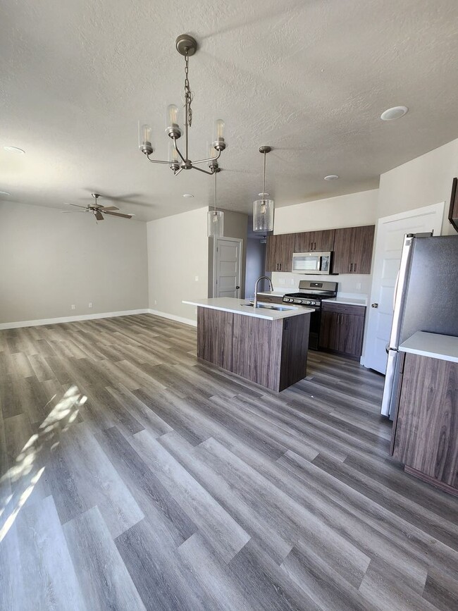 Building Photo - Modern 3-Bedroom Home with Balcony for Ren...