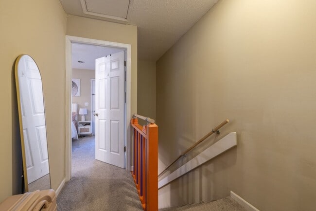 Building Photo - 204 Oak St