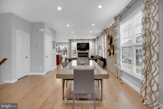 Building Photo - 42598 Chisholm Dr