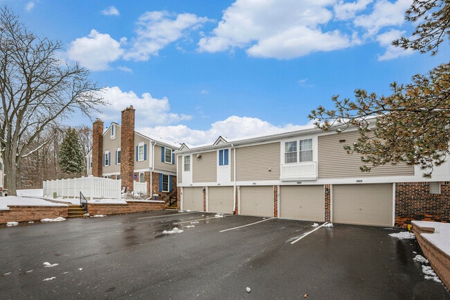 Building Photo - 42198 Roscommon St