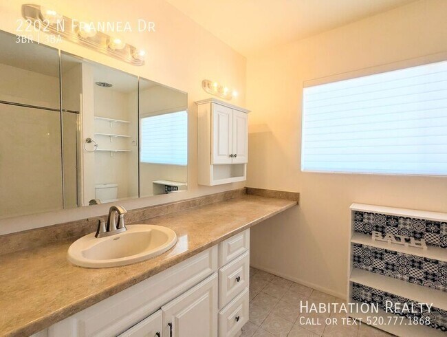 Building Photo - 2202 N Frannea Dr