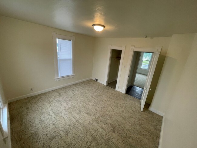 Building Photo - Updated 5 Bedroom House for Rent