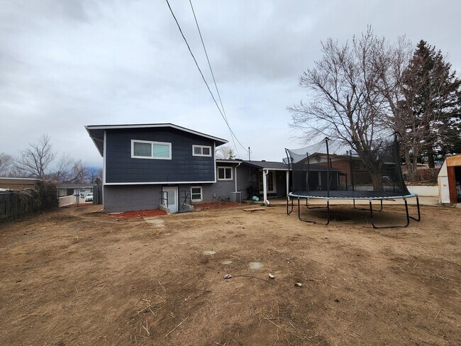 Building Photo - Stunning 3 Bed 2 Bath