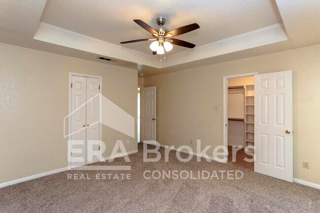 Building Photo - 800 Silver Creek Dr