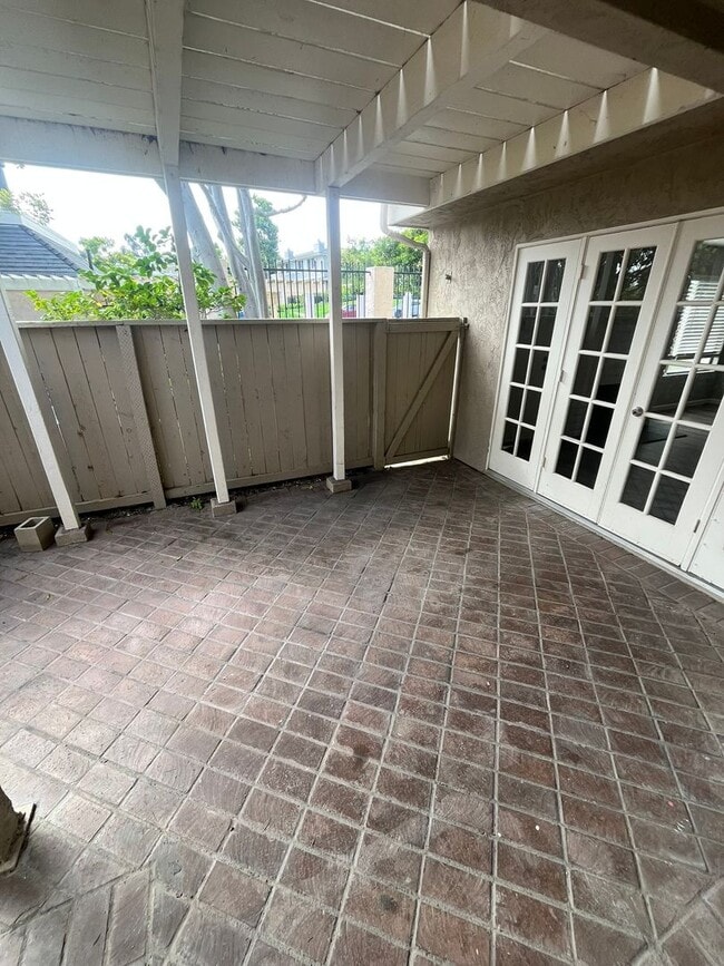 Building Photo - For Rent: 3 Bed, 2.5 Bath Townhome in University City
