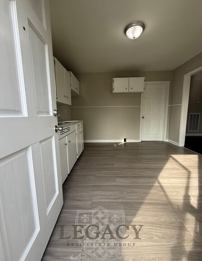 Building Photo - 2211 Larimore Dr