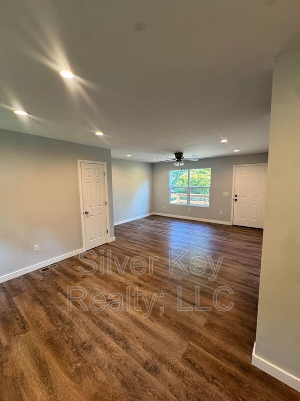 Building Photo - 1603 Hutsell Dr