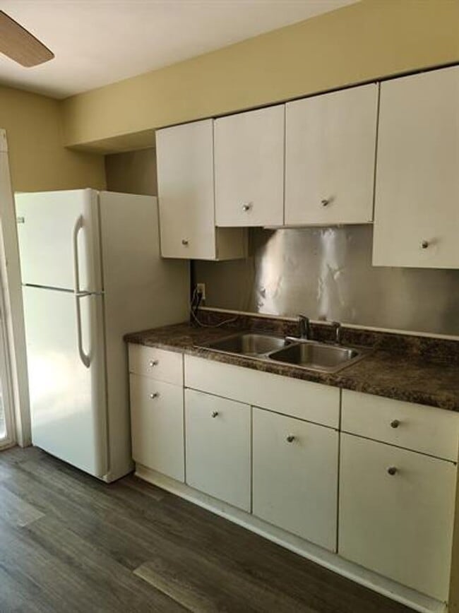 Building Photo - 1411 Greenbriar Dr