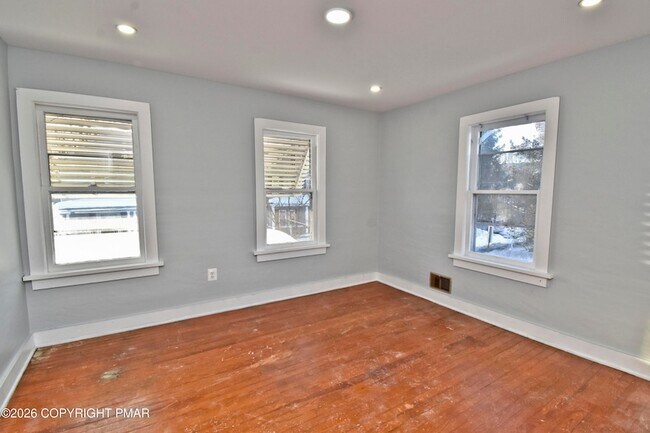 Building Photo - 198 Grove St