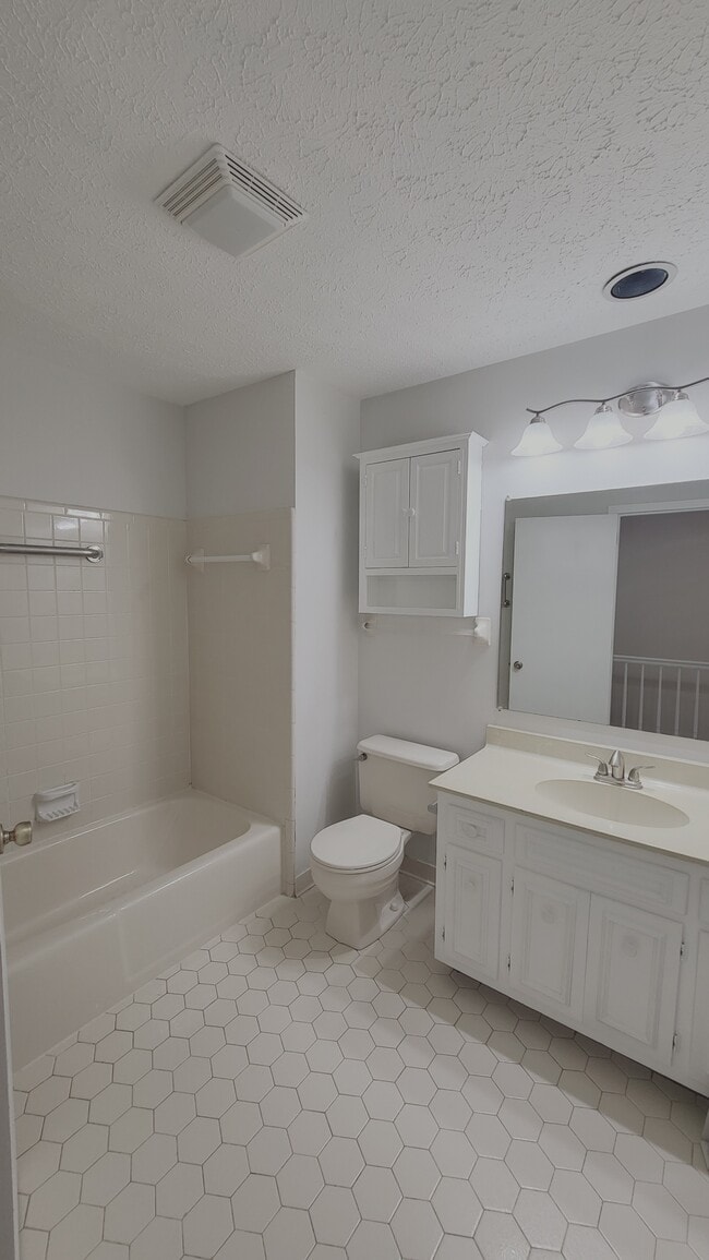 Building Photo - 301 Hickory Pl