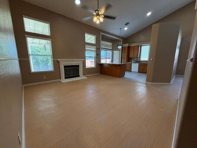 Building Photo - AVAILABLE NOW! Come view this 5 Bedroom single family home in Rocklin!