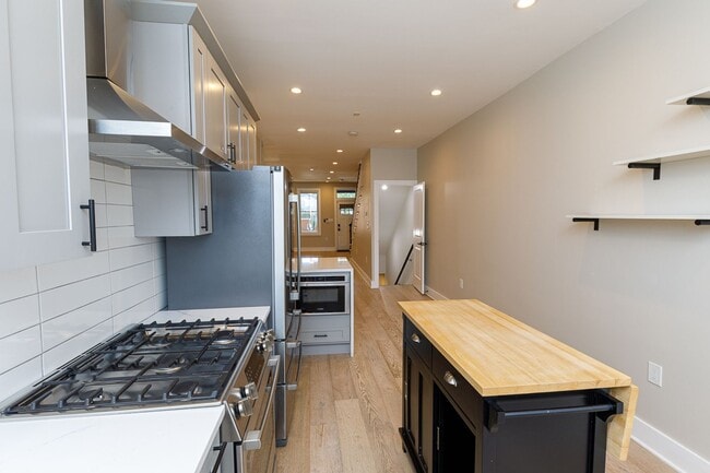 Building Photo - Beautifully Updated 4 Bed/3.5 Bath Row-Hom...