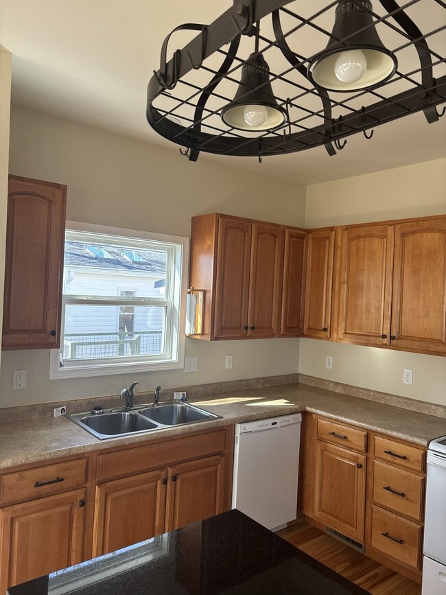 Building Photo - 477 Probart St