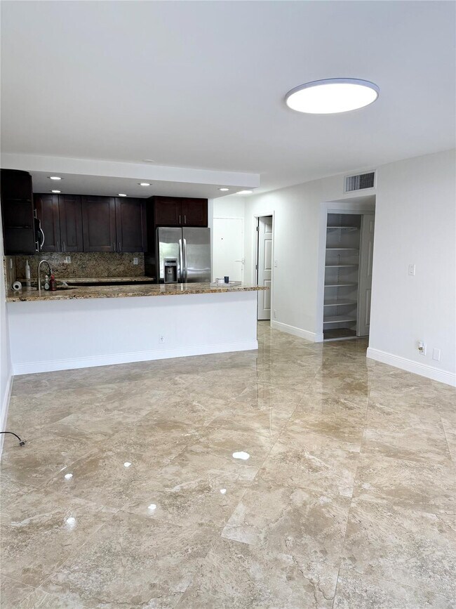 Building Photo - 550 Bayshore Dr