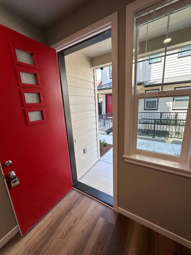 Building Photo - 4 Bedroom / 4 bath New Townhome. Every bedroom is its own Master Suite with your own full bathroo...