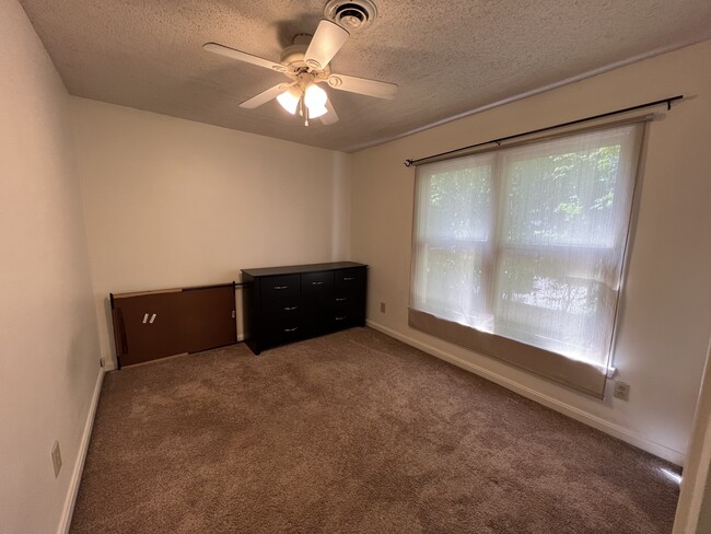 Bedroom with window - 1819 Wedgewood Ave