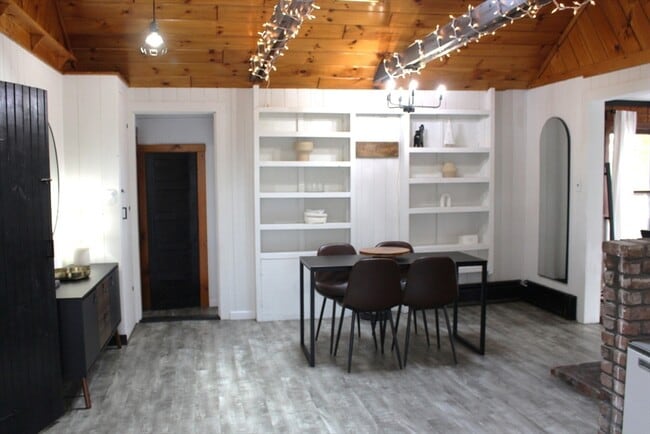 Building Photo - 16 Langlois Pines