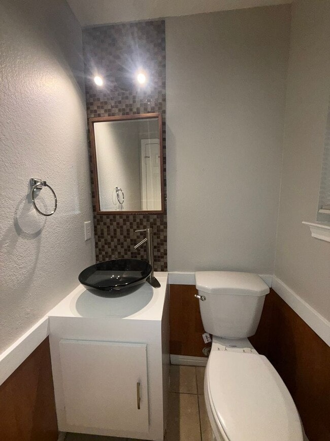 Building Photo - Ginder Properties2 (2906 Kestrel Dr)