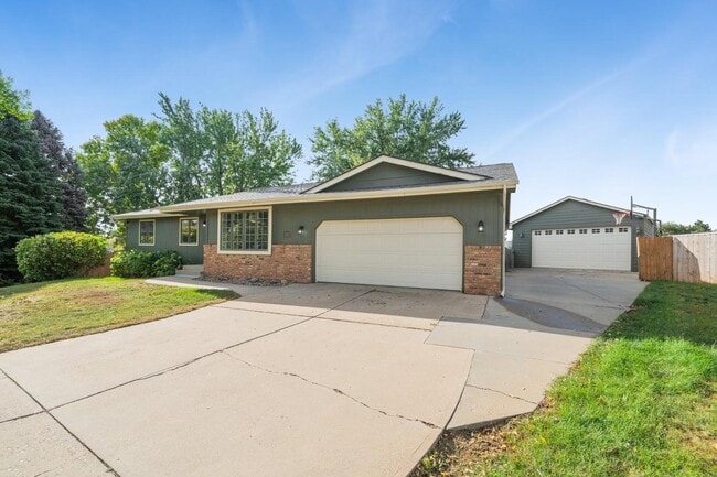 Building Photo - 2412 S Sheffield Cir