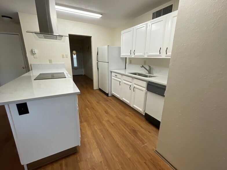 Primary Photo - 7206 Nutmeg Ln